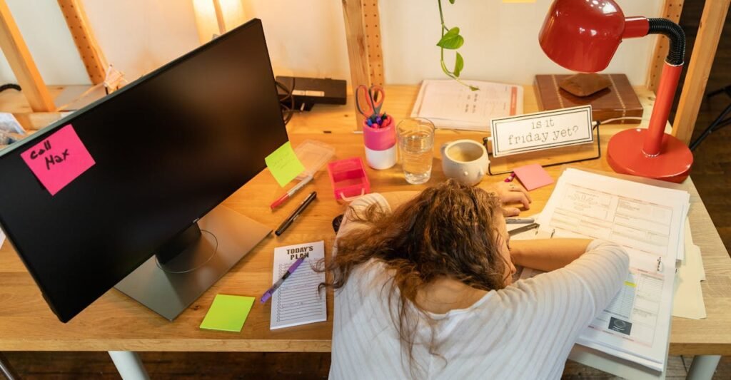 Persona stanca e stressata - simboleggia una richiesta di aiuto
