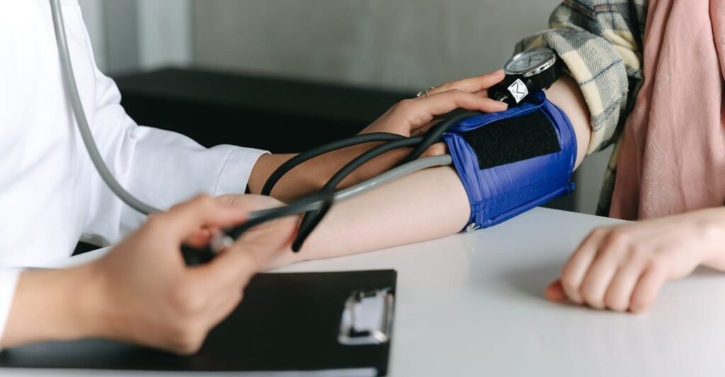 Medico misura la pressione a un paziente - simbolo di assistenza sanitaria