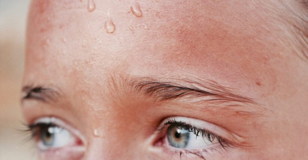 Sguardo di ragazza scottata dal sole - protezione solare