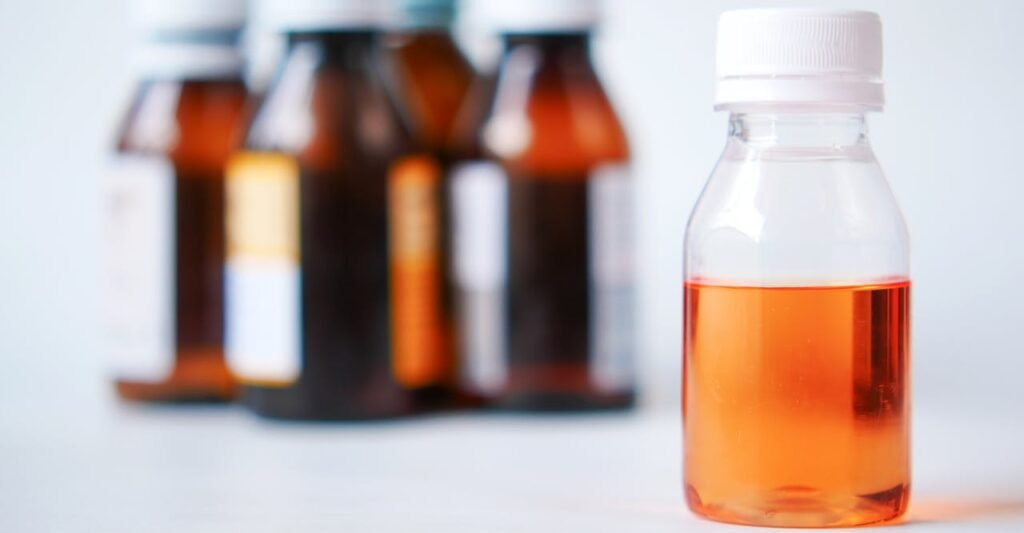 pexels-towfiqu-barbhuiya-3440682-10022079 Flaconi di sciroppo medicinale - indica cura ed integrazione