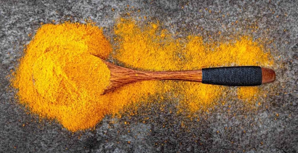 Immagine che illustra la polvere di curcuma, contenente curcumina dalle proprietà antiossidanti e antinfiammatorie