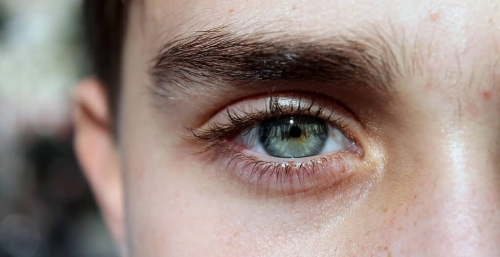 Immagine di un primo piano di un occhio femminile: riferimento alla salute della vista con gli alimenti giusti