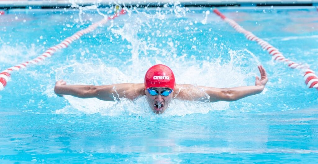 Immagine che illustra un nuotatore impegnato in una gara. Il nuoto beneficia dell'integrazione con beta-alanina