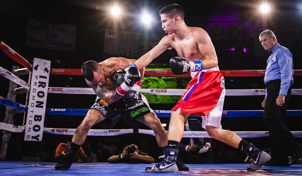 Immagine che illustra due pugili che combattono sul ring. La boxe risponde bene alla supplementazione con beta-alanina