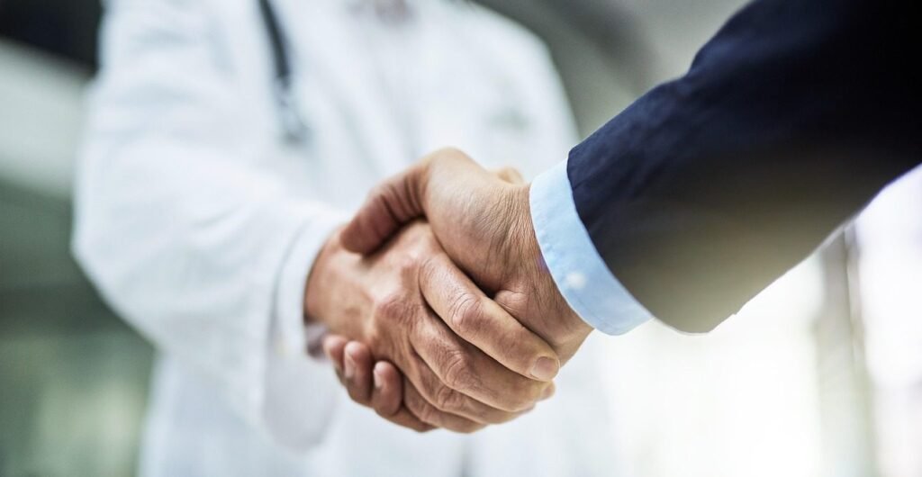 Stretta di mano, a simboleggiare accordi di collaborazione professionale