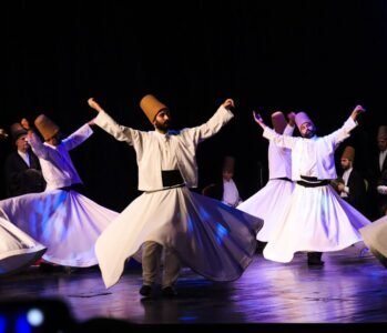 Immagine che illustra dei dervisci rotanti, rituali cella tradizione islamica