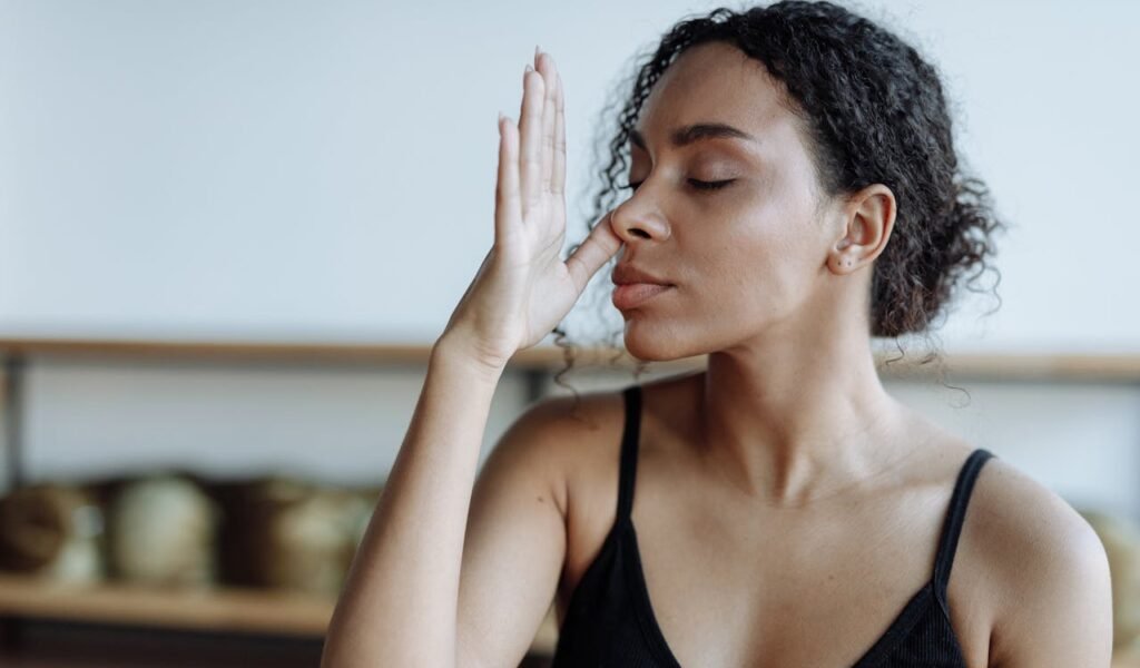 Immagine che illustra i rituali del Nadi Shodhana, antica pratica di respirazione